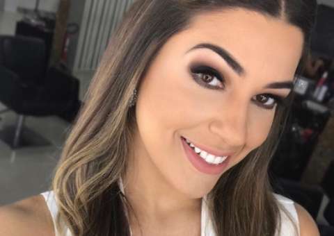 Ex-bbb Vivian Amorim mostra barriguinha de biquíni e é elogiada