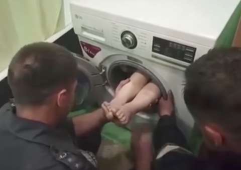 Menino fica preso em máquina de lavar durante brincadeira de esconde-esconde. Vídeo 