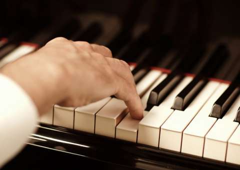 Concursos dão oportunidade a instrumentistas e cantores de colocar talento à prova