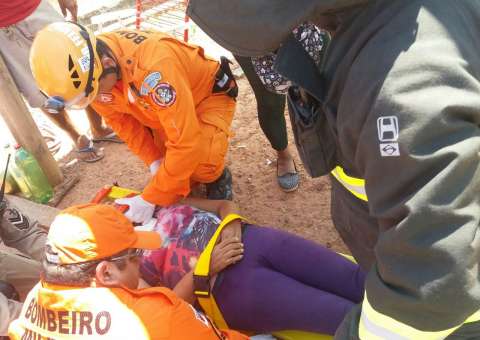 Casal fica preso às ferragens após carro colidir com poste na AM-010