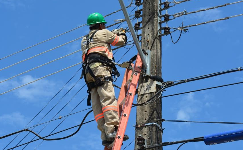 Igreja e mais 5 residências são flagradas com 'gato' de energia em Manaus