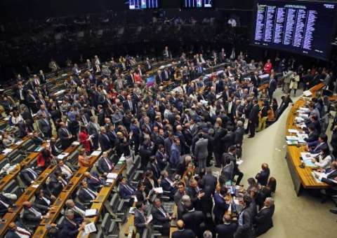 Com 263 votos, Câmara ignora provas e barra denúncia contra Temer