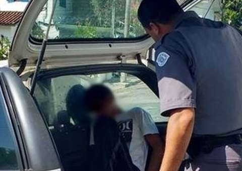 Filho chega em casa e flagra mãe de 65 anos sendo estuprada