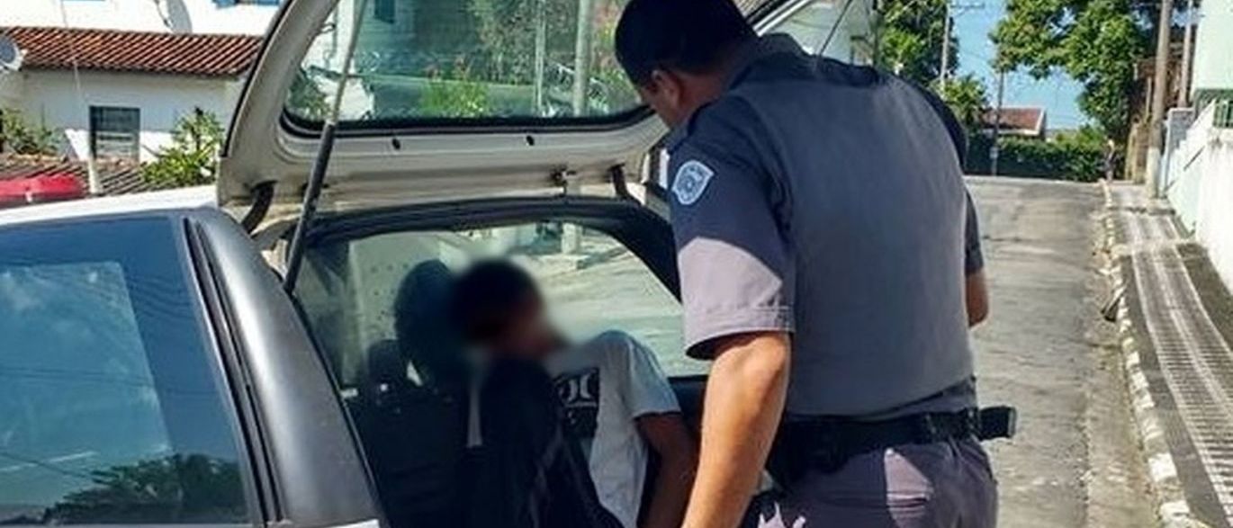 Filho chega em casa e flagra mãe de 65 anos sendo estuprada