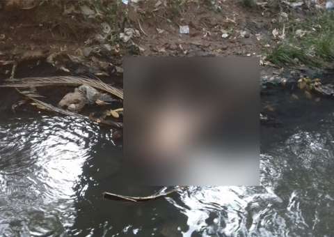 Nua, mulher é encontrada morta com bilhete em Manaus