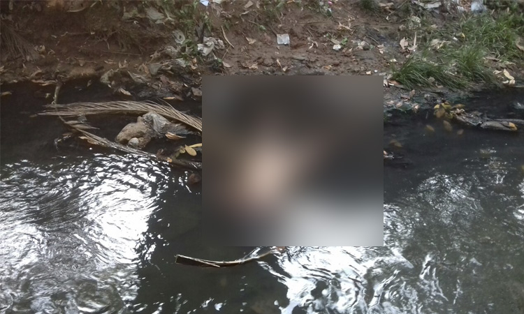 Nua, mulher é encontrada morta com bilhete em Manaus