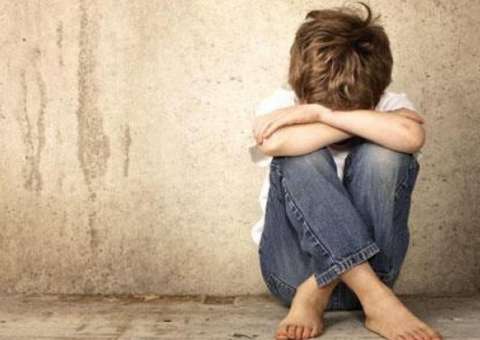 Mãe abandona filhos adotivos na escola e é denunciada pelo Conselho Tutelar  