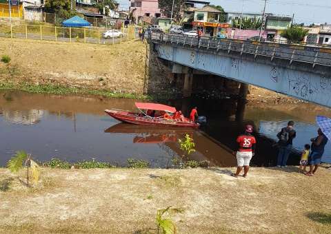 Bebendo com amigo, homem cai em igarapé de Manaus e desaparece