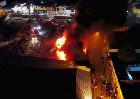  Incêndio volta atingir galpão e assusta moradores em Manaus