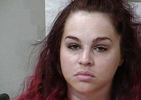 Ainda vestida de noiva, mulher é detida após apontar arma para noivo