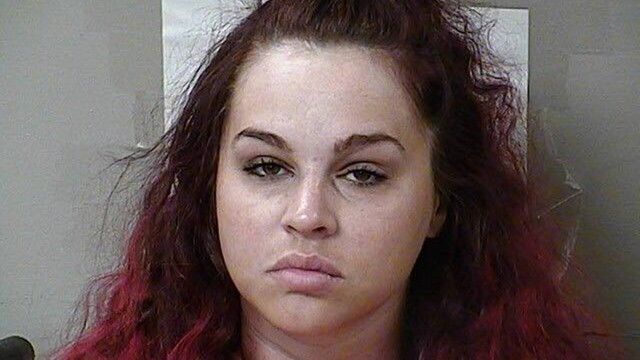 Ainda vestida de noiva, mulher é detida após apontar arma para noivo