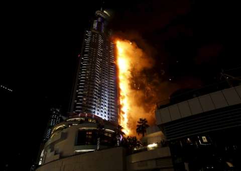 Incêndio em Dubai atinge um dos prédios mais altos do mundo