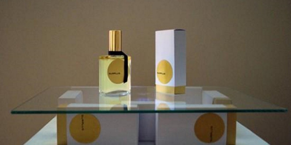 Homem cria perfume e usa como matéria-prima suas próprias fezes