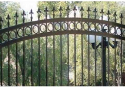 Homem tenta pular uma grade de metal, mas algo fica pelo caminho