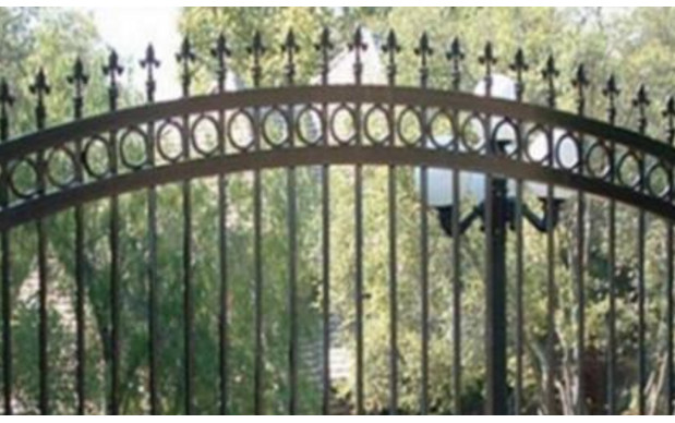 Homem tenta pular uma grade de metal, mas algo fica pelo caminho