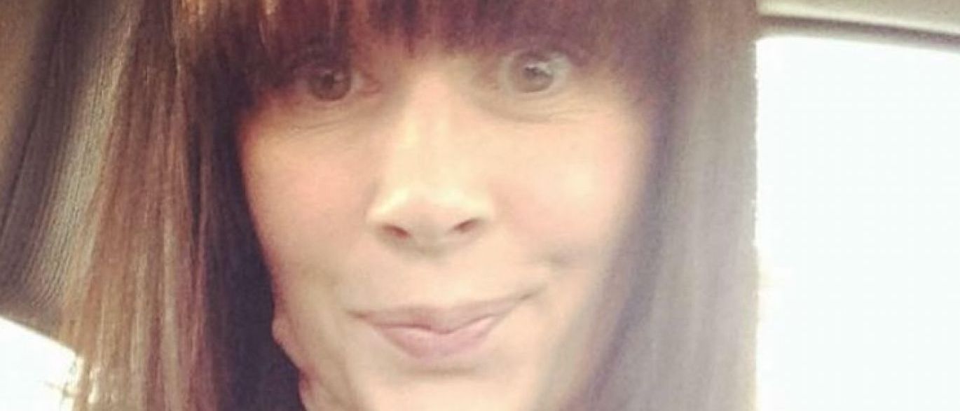 Após fazer sobrancelha definitiva, mulher pega infecção e fica irreconhecível