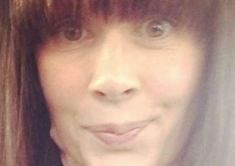 Após fazer sobrancelha definitiva, mulher pega infecção e fica irreconhecível