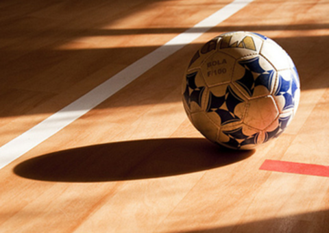 Frente a frente com assassino, homem é morto com 6 tiros em quadra de futsal em Manaus