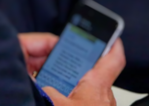  Curiosa, mulher decide olhar conversa de estranho no celular e descobre orgia com crianças e animais