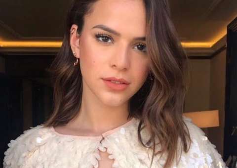 Bruna Marquezine deixa parte dos seios à mostra em foto; veja ensaio