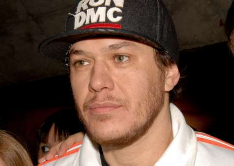 Aos 80 anos, mãe de Chorão briga com filho do cantor na Justiça