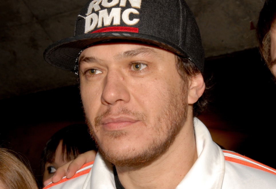 Aos 80 anos, mãe de Chorão briga com filho do cantor na Justiça