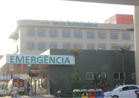 Enquanto ex-marido agonizava na sala, suspeita do crime se arrumava para esperar polícia