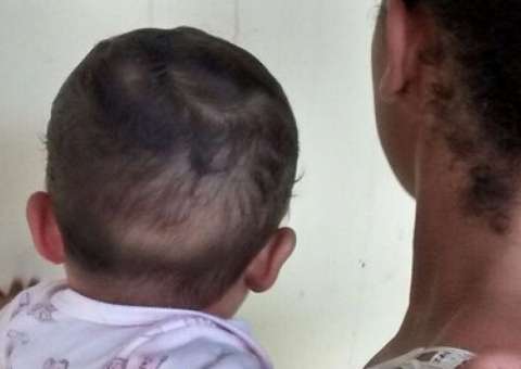 Para fugir de assassinos encapuzados, mulher pula de prédio carregando bebê