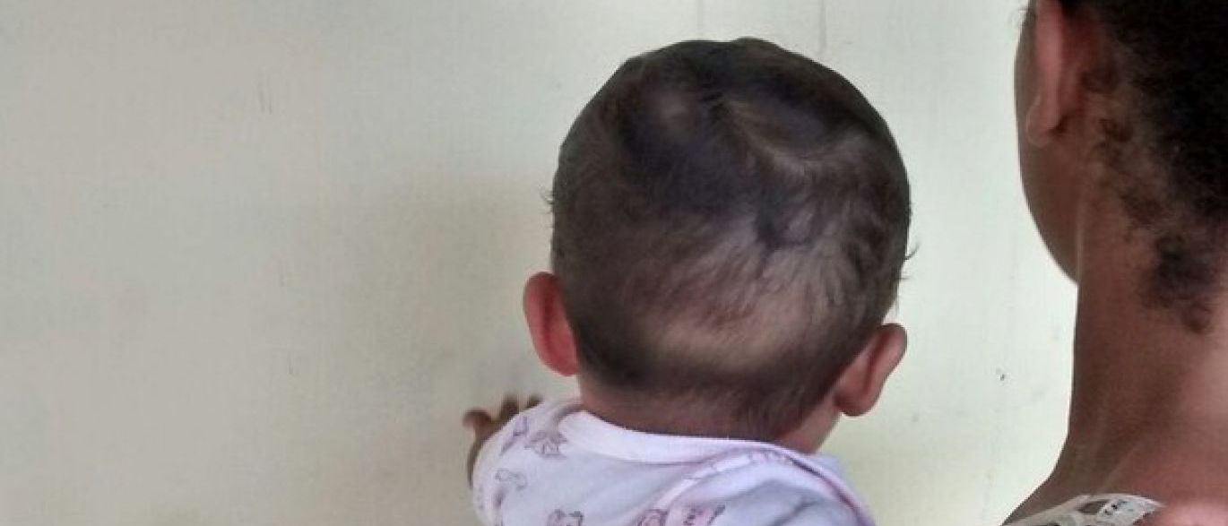 Para fugir de assassinos encapuzados, mulher pula de prédio carregando bebê