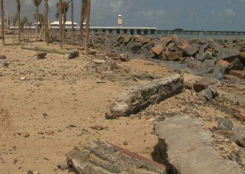Homem é encontrado morto em praia com órgão genital enfiado na boca