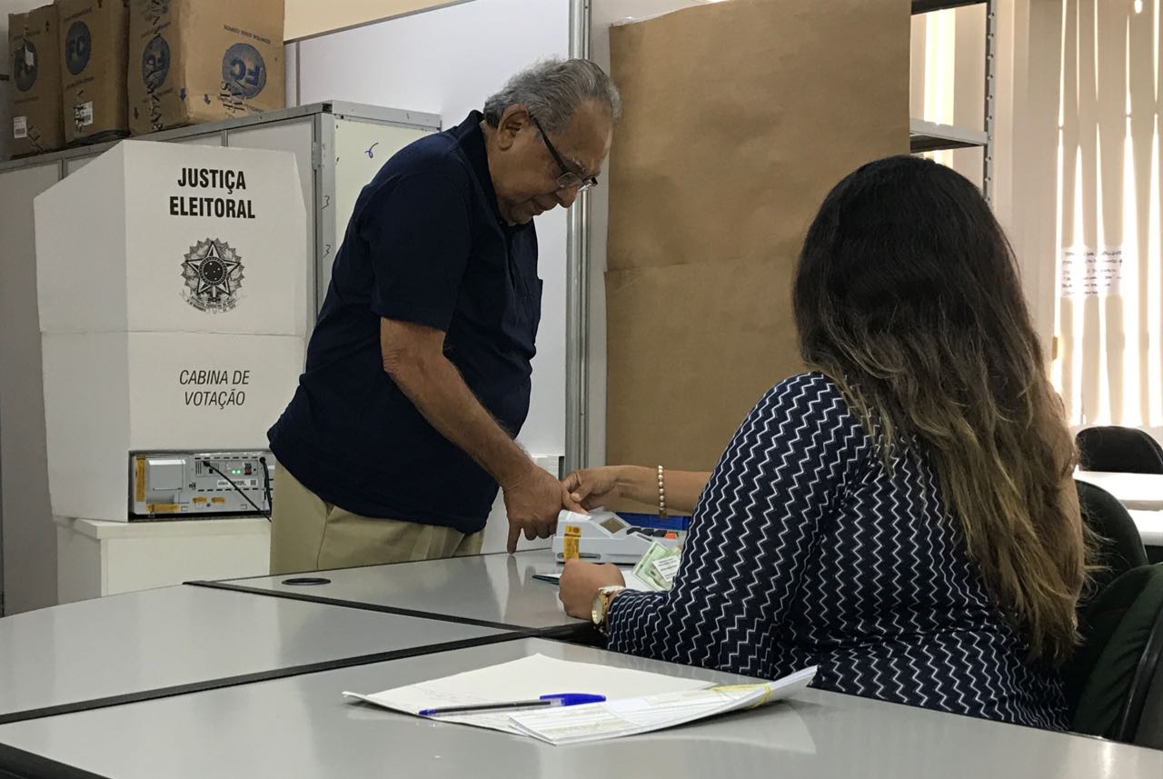  Amazonino vota e diz que hoje o eleitor é o imperador