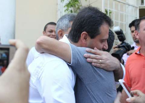 Marcelo Serafim vota e depois abraça Rebecca e David Almeida 