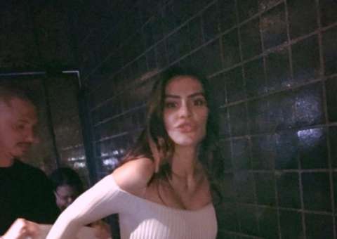  Cleo Pires posa com maio super cavado e exibe marquinha na virilha