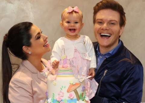 Thaís Fersoza e Michel Teló comemoram 1 ano de Melinda e encantam internautas