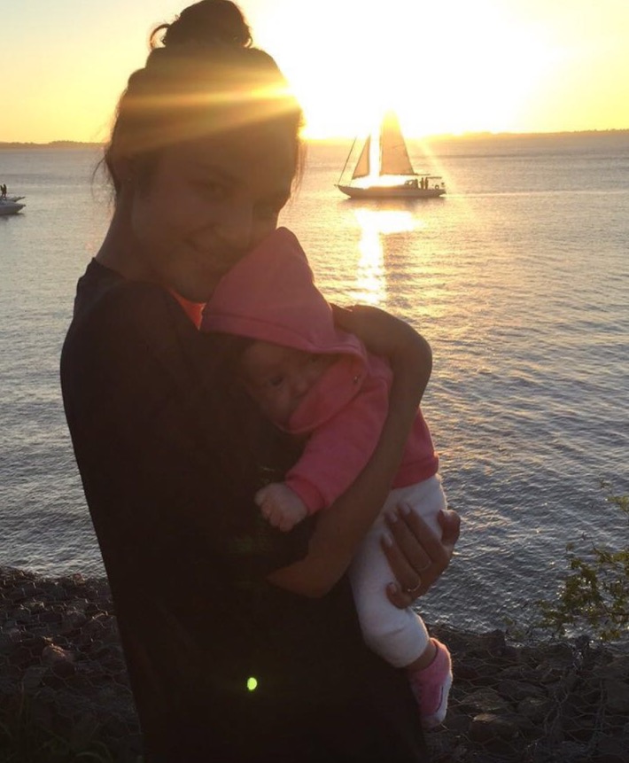 Yanna Lavigne mostra rostinho da filha pela primeira vez