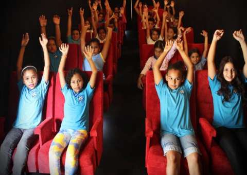 Cinema gratuito para alunos da rede municipal movimenta Passo a Paço nesta segunda