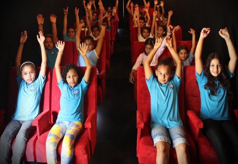 Cinema gratuito para alunos da rede municipal movimenta Passo a Paço nesta segunda