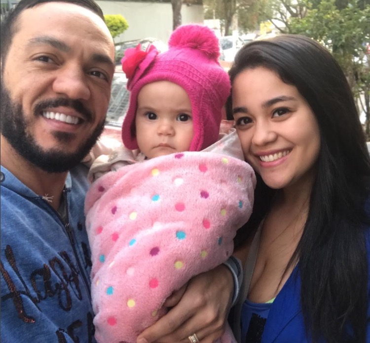 Belo posa com filha e apresenta sua terceira netinha