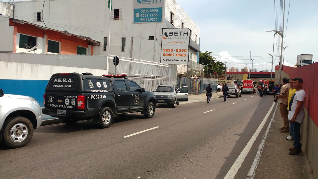 Assalto com refém termina com um bandido morto em Manaus