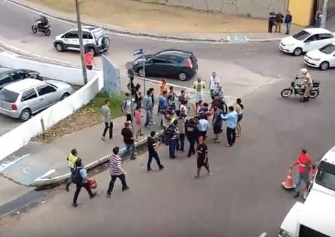 Após assalto com refém, irmão de suspeito agride repórter e é espancado por populares