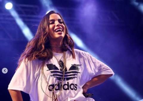 Anitta é acusada de fazer playback em show