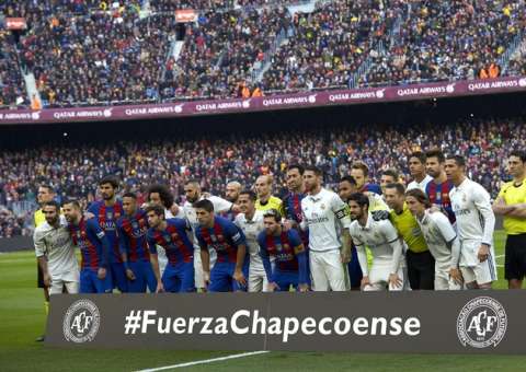 Em jogo de homenagem, Chape perde de 5 a 0 para Barcelona pelo Troféu Joan Gamper