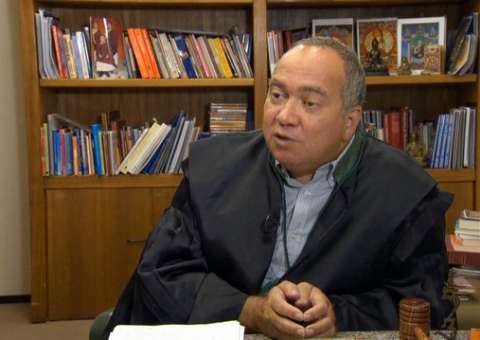 Juiz flagrado dirigindo carro de Eike é condenado a prisão e perda de cargo