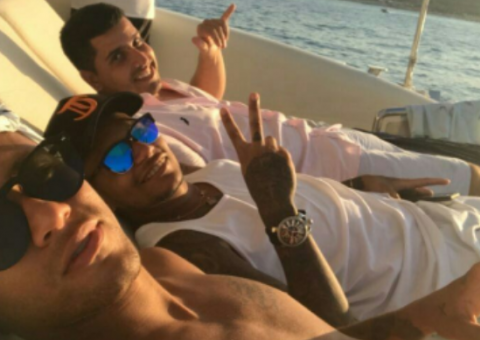 Durante passeio luxuoso, Neymar é flagrado conversando com loira misteriosa