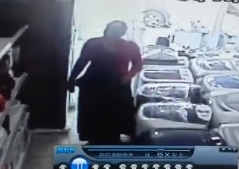 Vídeo mostra mulher usar saia comprida para furtar TV em loja 