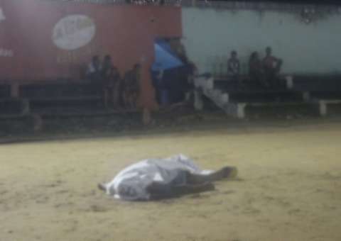 Homem é surpreendido por grupo e morto a tiros em campo de futebol em Manaus