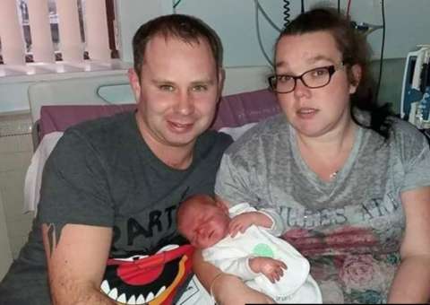 Mulher é levada às pressas ao hospital com dores nos rins e é surpreendida com diagnóstico