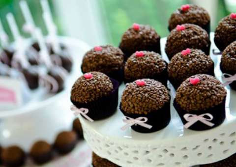 Doceira é condenada a 30 anos de prisão após envenenar 4 adolescentes