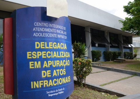 Adolescentes de 14 e 16 anos são apreendidos suspeitos de assaltar micro-ônibus em Manaus