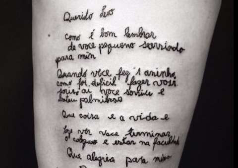 Jovem tatua carta de avó diagnosticada com Alzheimer e reação dela emociona. Vídeo 